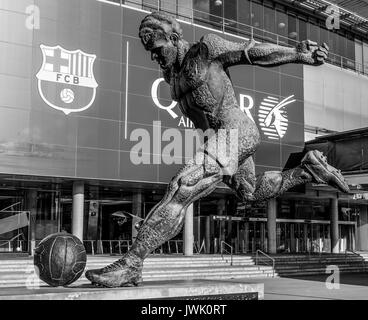 Camp Nou Barcelona - Statue von Fußball-Spieler Ladislau Kubala Stecz - Barcelona/Spanien - vom 2. Oktober 2016 Stockfoto