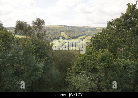 Wandern entlang der oberen Kante Froggatt, Peak District National Park, England Stockfoto