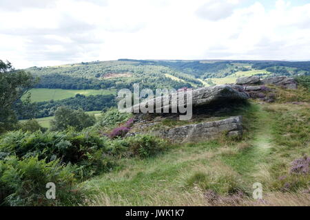 Wandern entlang der oberen Kante Froggatt, Peak District National Park, England Stockfoto