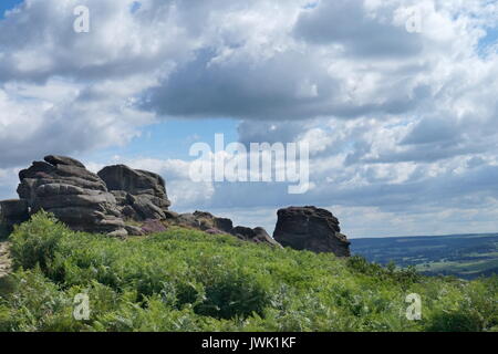 Wandern entlang der oberen Kante Froggatt, Peak District National Park, England Stockfoto