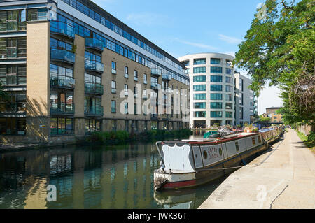 Neue Gebäude und narrowboats auf dem Regents Canal an Kings Cross, London, Großbritannien Stockfoto