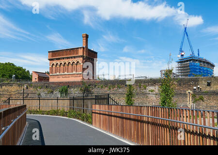 Viktorianische Wasserturm und Gehweg in der Nähe von St Pancras Lock, Kngs, London UK, mit neuen Wohnungen im Bau im Hintergrund. Stockfoto