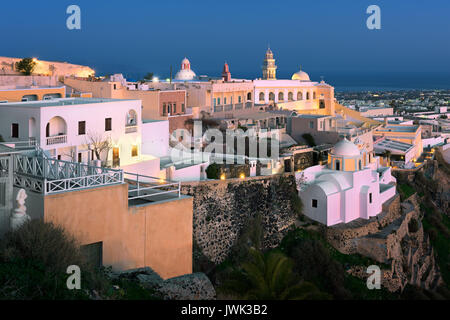 Katholische Kathedrale Kirche des Heiligen Johannes des Täufers am Abend, Fira, Santorini Stockfoto