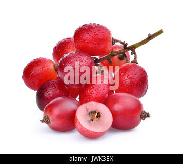 Frische rote Trauben mit Wassertropfen auf weißem Hintergrund. Stockfoto