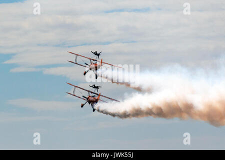 Blackpool Air Show Standard Stearmans haben einen 220 PS starken Motor. Der 'Super Stearmans' der Breitling Wingwalking Teams werden von 450 Ps radials angetrieben. Die gewaltige zusätzliche Leistung bedeutet, dass die Piloten nicht benötigen Energie für Manöver zu gewinnen, indem sie ständig tauchen, dann Klettern für Höhe, um zu tauchen. All die Energie, die Sie benötigen, ist an der Vorderseite des Flugzeugs verschraubt. Stockfoto