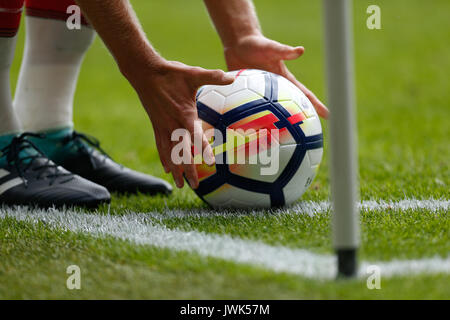 Eine allgemeine Ansicht einer Kugel vor einem Eckstoß wird übernommen Stockfoto