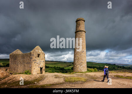 Landschaft von ländlichen Cononley Minen & ein Spaziergang durch Lothersdale mit Walker Person in dramatischen Licht, Yorkshire, Großbritannien Stockfoto