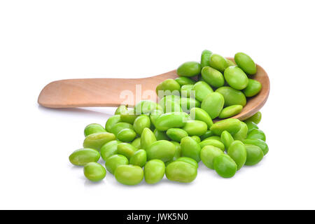 Edamame Bohnen in hölzernen Löffel auf weißem Hintergrund Stockfoto