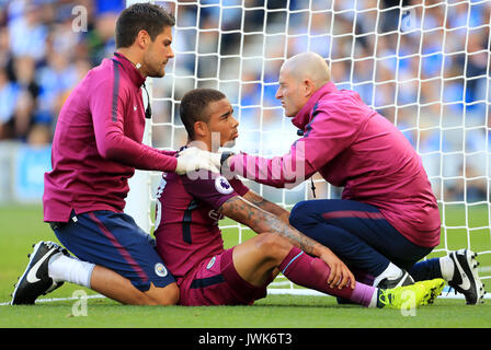 Von Manchester City Gabriel Jesus (Mitte) nimmt eine Verletzung während der Premier League Match an der AMEX Stadion, Brighton. Stockfoto