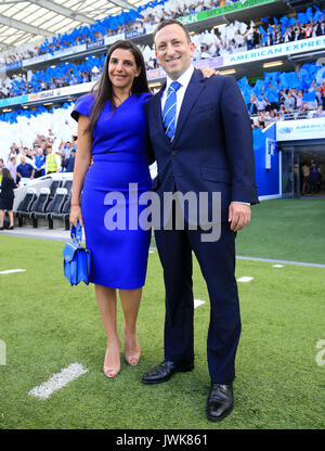 Tony Bloom, Vorsitzender von Brighton und Hove Albion, begleitet von seiner Frau Linda während des Premier League-Spiels im AMEX Stadium in Brighton. DRÜCKEN SIE VERBANDSFOTO. Bilddatum: Samstag, 12. August 2017. Siehe PA Geschichte FUSSBALL Brighton. Das Foto sollte lauten: Gareth Fuller/PA Wire. EINSCHRÄNKUNGEN: Keine Verwendung mit nicht autorisierten Audio-, Video-, Daten-, Fixture-Listen, Club-/Liga-Logos oder „Live“-Diensten. Online-in-Match-Nutzung auf 75 Bilder beschränkt, keine Videoemulation. Keine Verwendung in Wetten, Spielen oder Veröffentlichungen für einzelne Vereine/Vereine/Vereine/Spieler. Stockfoto