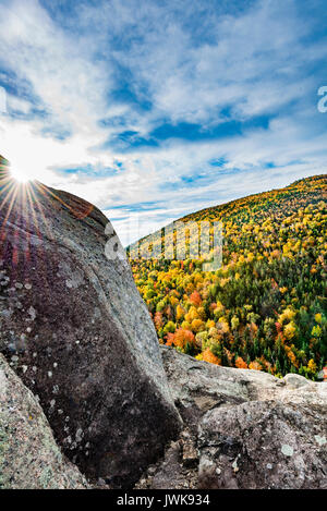 Sonnenaufgang auf dem Gipfel von Hahn Kamm Berg im Herbst, hohe Gipfel, Essex Co., Keene Valley, NY Stockfoto