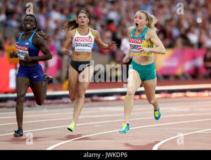 (Von links nach rechts) der USA Dawn Harper Nelson, Deutschlands Pamela Dutkiewicz und Australiens Sally Pearson Überqueren der Ziellinie nach dem Gewinn 100 m Hürden der Frauen während der Tag neun der Leichtathletik-WM 2017 auf der Londoner Stadion. Stockfoto