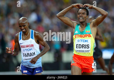 Äthiopiens Muktar Edris überquert die Ziellinie vor den Großbritannien Mo Farah gewinnen Gold bei den Herren 5000 m-Finale bei Tag neun der Leichtathletik-WM 2017 auf der Londoner Stadion. Stockfoto