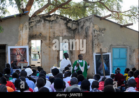 Der Süden des Sudan Bahr al Ghazal region, Seen, Stadt Rumbek, Sonntag Gottesdienst in der katholischen Kirche ohne Dach, die im Bürgerkrieg zwischen der SPLA und Nordsudan zerstört wurde. Stockfoto