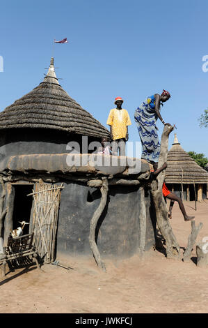 Der Süden des Sudan, Dorf in der Nähe von Rumbek, Ton Hütte von Dinka Stamm Stockfoto