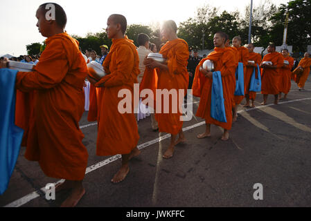 Bangkok, Thailand. 12 Aug, 2017. Thailändischen buddhistischen Mönchen Almosen erhalten, während im Rahmen der 85. Geburtstag der Königin Sirikit" in Bangkok, Thailand, 12. August 2017 feiern. Credit: Anusak Laowilas/Pacfic Presse/Alamy leben Nachrichten Stockfoto