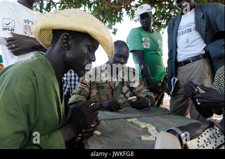 Der Süden des Sudan Bahr al Ghazal region, Seen, Stadt Rumbek, Krieg heros der SPLA in Helden, spielen Domino Stockfoto