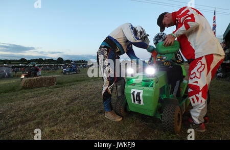 Die Get-team Mähen ihre Fahrer und Kraftstoff bei einem Boxenstopp in der Britischen Rasenmäher Racing Association 12 Stunden-Rennen ändern Bei fünf Eichen in der Nähe von Billingshurst in West Sussex. Stockfoto