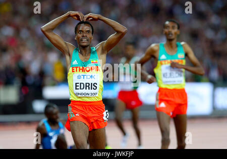 Äthiopiens Muktar Edris funktioniert Die mobot, als Er überquert die Ziellinie vor den Großbritannien Mo Farah (nicht abgebildet) gewinnen Gold bei den Herren 5000 m-Finale bei Tag neun der Leichtathletik-WM 2017 auf der Londoner Stadion. Stockfoto