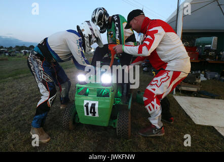 Die Get-team Mähen ihre Fahrer und Kraftstoff bei einem Boxenstopp in der Britischen Rasenmäher Racing Association 12 Stunden-Rennen ändern Bei fünf Eichen in der Nähe von Billingshurst in West Sussex. Stockfoto