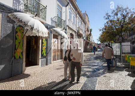 Lagos, Portugal: Reifes Paar entlang der Rua 25 de Abril" in der Altstadt. Stockfoto