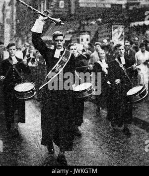 Die ehemaligen Mitglieder der Band des Blue Coat School (Christ's Hospital) in der Nähe von Horsham, Sussex. Marching in traditioneller Tracht Stockfoto