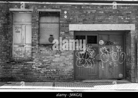 Verlassene Gebäude, Verfällt, Verlassen, Abgedichtet, Vertaufte Fenster, Heruntergekommen, Stadtgebiet, Ziegel Außen, In Ruinen, Unbesetzt Lage Graffiti Stockfoto