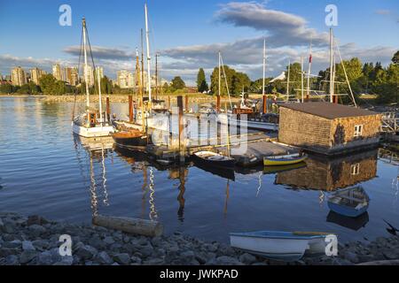 Heritage Harbour Marina in der Nähe des Maritime Museum auf der Kitsilano False Creek Seawall mit Blick auf die Hochhäuser in der Innenstadt von Vancouver, BC, Kanada Stockfoto