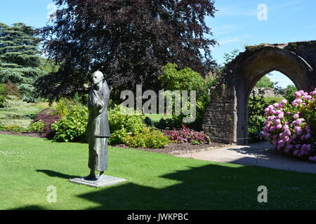 Statue von einem Pilger in Bishops Palace Gärten, Brunnen, Somerset Stockfoto