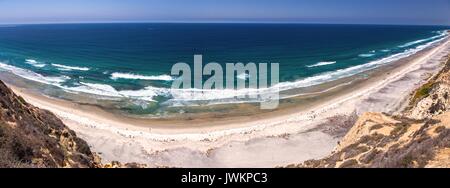 Malerische Luftlandschaftsaussicht von oben auf den Torrey Pines State Park Black Beach und die südkalifornische Pazifikküste nördlich von San Diego Stockfoto