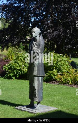 Statue von einem Pilger in Bishops Palace Gärten, Brunnen, Somerset Stockfoto