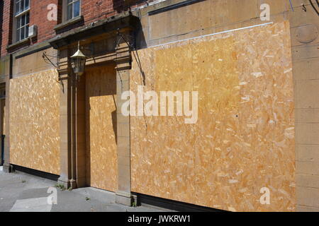 Mit Brettern vernagelt Gebäude Stockfoto