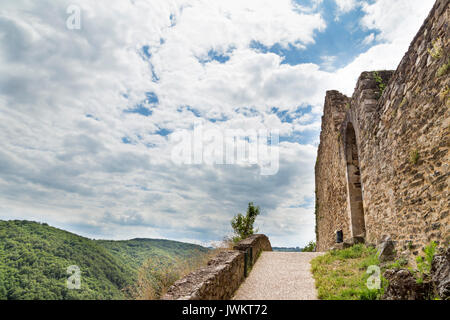 Schloss von Najac auf einem Hügel im Aveyron, Frankreich - Außenwand und Pfad Stockfoto
