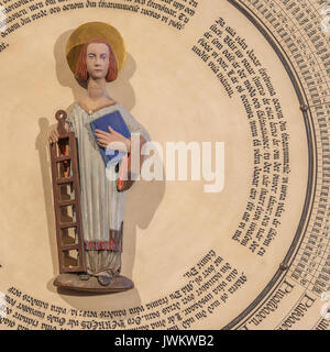 Saint Lawrence in der Mitte der Uhr in der Kathedrale von Lund, und halte einen Bratrost, Lund, Schweden, 1. Februar 2016 Stockfoto