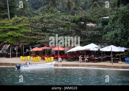 Seaside Cafes und Restaurants entlang des Strandes in der Villa Sie Santorini auf Ilha Grande im Bundesstaat Rio de Janeiro, Brasilien Stockfoto