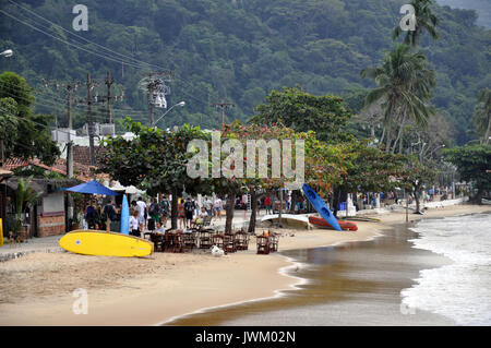 Strand in der Villa Sie Santorini auf Ilha Grande im Bundesstaat Rio de Janeiro, Brasilien Stockfoto