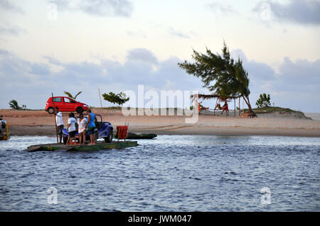 Pol Überfahrt mit der Fähre von einer Flussmündung in der Nähe von Natal im Bundesstaat Rio Grande do Norte an der brasilianischen Küste Stockfoto