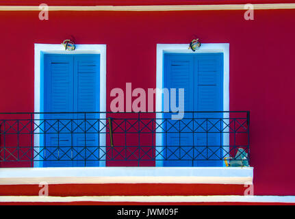 Zwei Türen auf rote Fassade Stockfoto