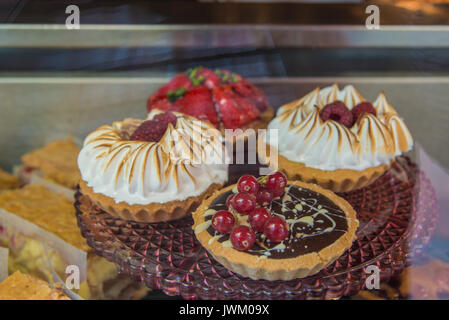 Europäische Torten in Bäckerei Fenster Stockfoto