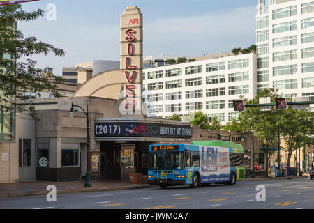 Eine MCDOT Fahrt mit Bus übergibt die AFI Silber Theater- und Kulturzentrum in Silver Spring, Maryland. Stockfoto