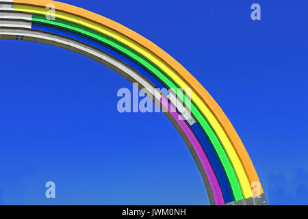 Kiew, UKRAINE - 1. Mai 2017: Bogen der Völkerfreundschaft, lackiert in den Farben des Regenbogens, in Vorbereitung für den Songcontest Eurovision-2017 Stockfoto