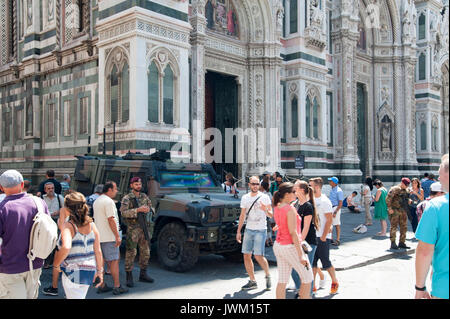 Militärfahrzeug Iveco LMV während Operazione Strade Sicure vor der gotischen Kathedrale Santa Maria del Fiore (Kathedrale der Heiligen Maria der Flowe Stockfoto