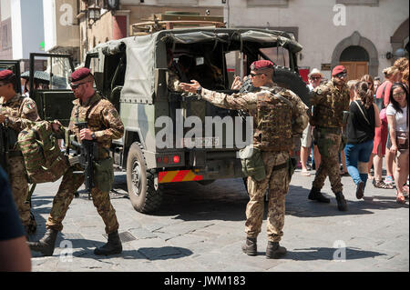 Militärfahrzeug Iveco LMV während Operazione Strade Sicure vor der gotischen Kathedrale Santa Maria del Fiore (Kathedrale der Heiligen Maria der Flowe Stockfoto