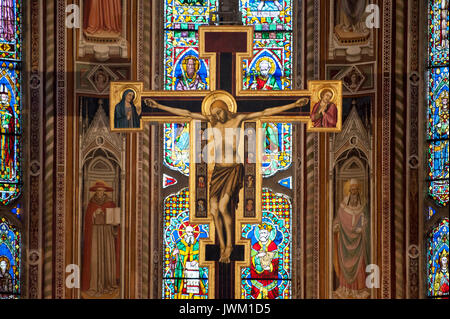 Altar und Kreuz im gotischen Basilika di Santa Croce (Basilika des Heiligen Kreuzes) im historischen Zentrum von Florenz aufgeführt von der UNESCO zum Weltkulturerbe in Fl Stockfoto