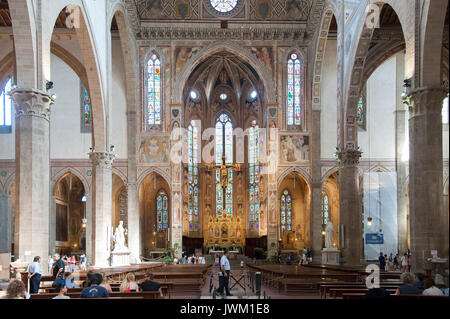 Altar und Kreuz im gotischen Basilika di Santa Croce (Basilika des Heiligen Kreuzes) im historischen Zentrum von Florenz aufgeführt von der UNESCO zum Weltkulturerbe in Fl Stockfoto