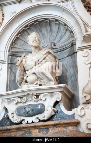 Grab von Galileo Galilei im gotischen Basilika di Santa Croce (Basilika des Heiligen Kreuzes) im historischen Zentrum von Florenz aufgeführt von der UNESCO zum Weltkulturerbe Stockfoto