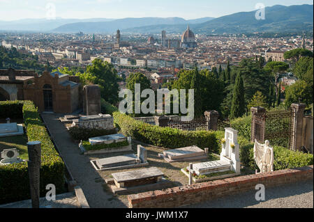 Cimitero delle Porte Sante auf San Miniato al Monte und dem historischen Zentrum von Florenz aufgeführt von der UNESCO zum Weltkulturerbe in Florenz, Toskana, Italien. 7 Augu Stockfoto