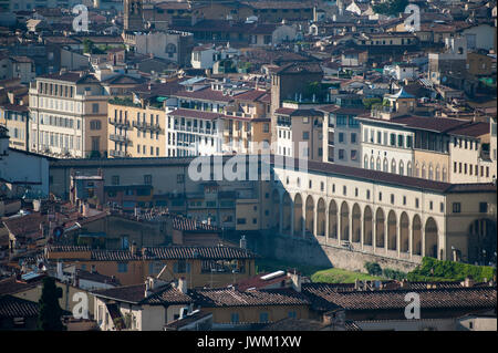 Der Ponte Vecchio und die Galleria degli Uffizi im historischen Zentrum von Florenz aufgeführt von der UNESCO zum Weltkulturerbe in Florenz, Toskana, Italien. 7. August 2016 © werde Stockfoto