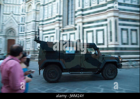 Militärfahrzeug Iveco LMV während Operazione Strade Sicure vor der gotischen Kathedrale Santa Maria del Fiore (Kathedrale der Heiligen Maria der Flowe Stockfoto