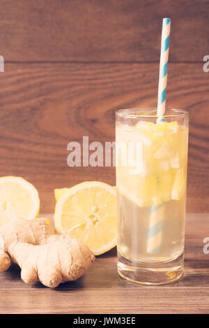 Ginger Ale mit Zitrone Stoffwechsel zu beschleunigen. Erfrischend gesundes Getränk. Holz- Hintergrund. Vintage getönt Stockfoto